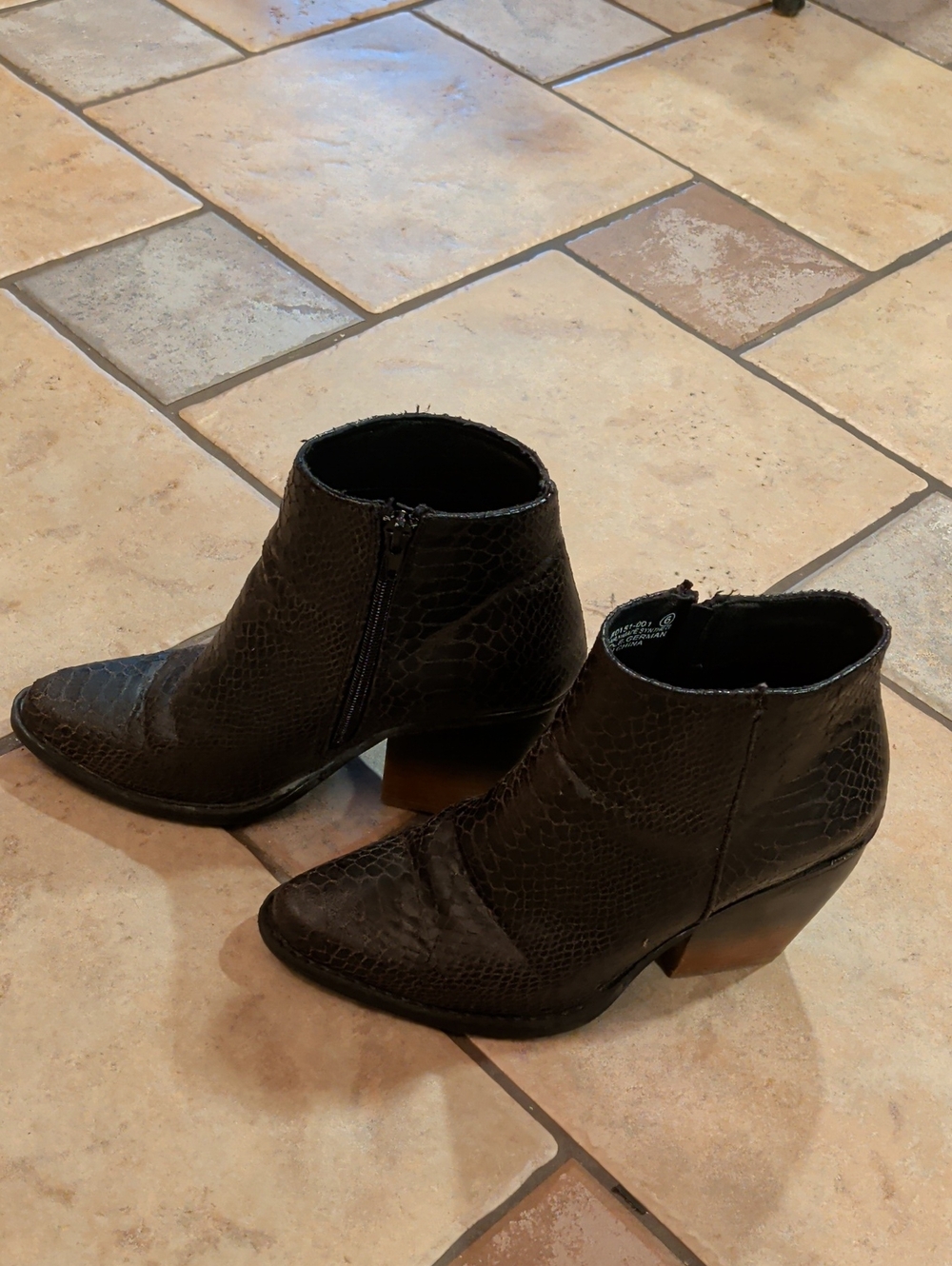Very G Black Snakeskin-Embossed Ankle Bootie Women's Size 6
